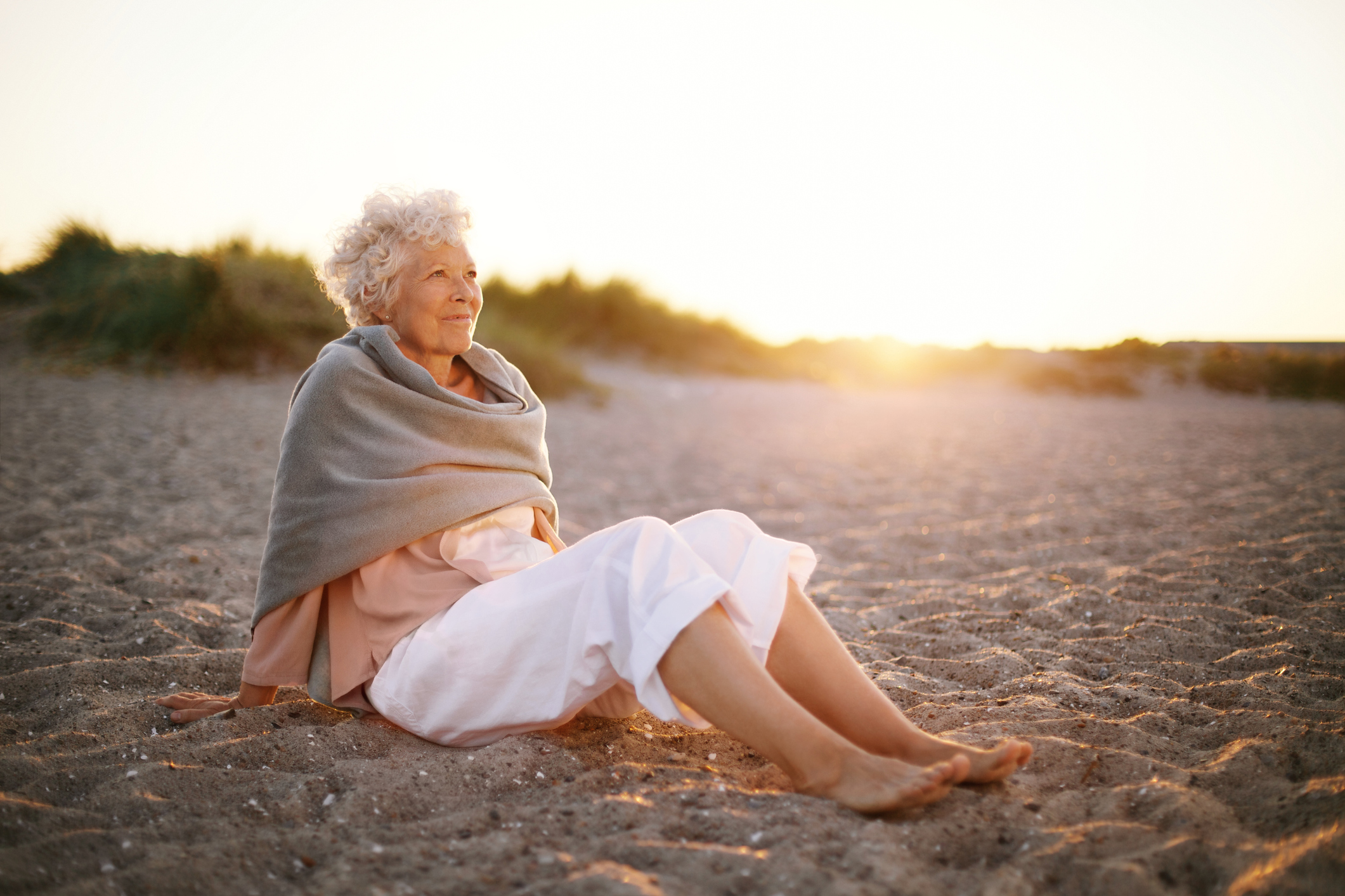 Пожилая женщина на берегу