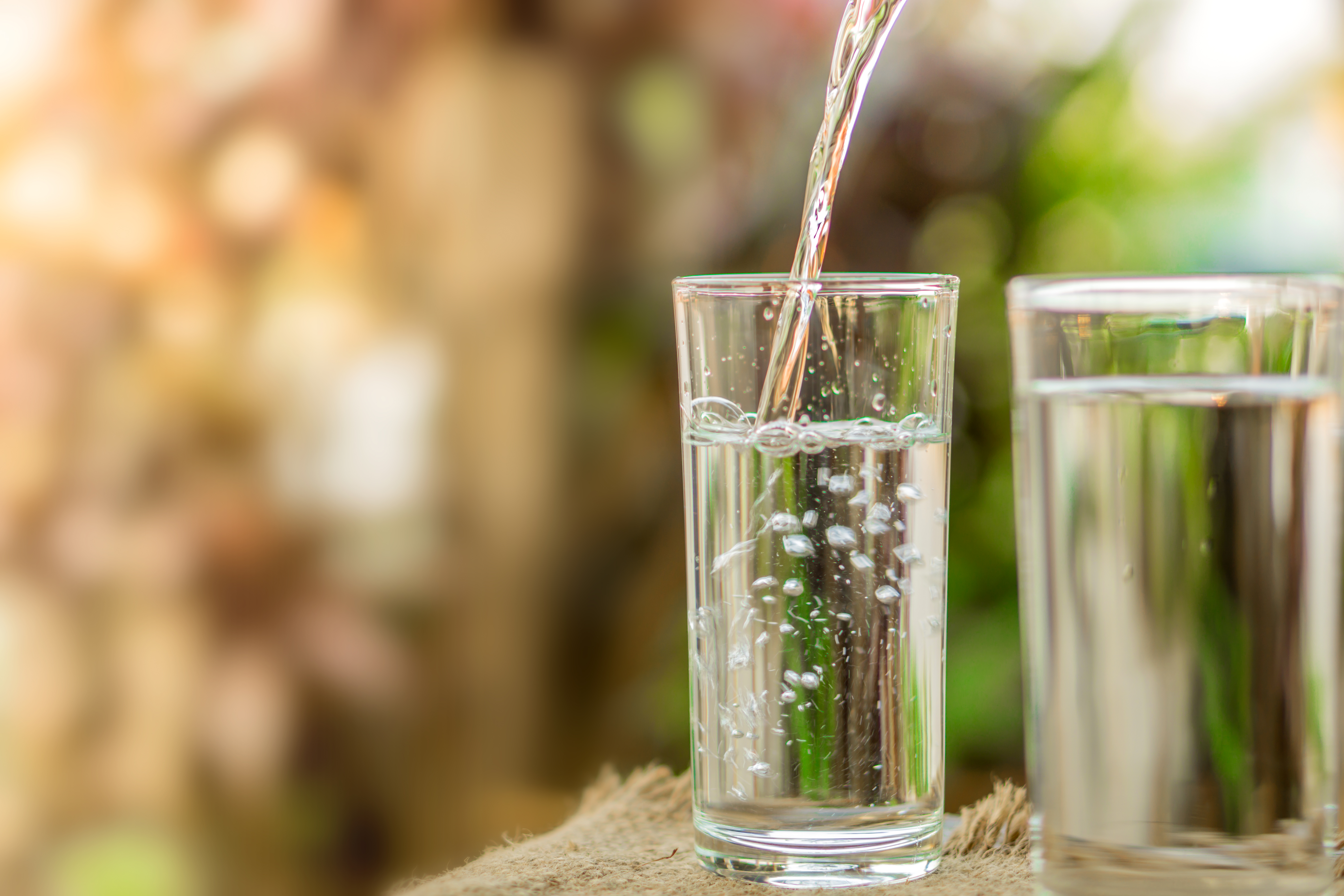 Стакан воды перед едой. Стакан воды. Красивые стаканы для воды. Чистая вода. Вода питьевая в стакане.
